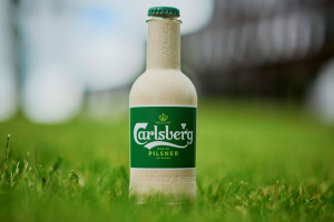 La bière Carlsberg lance bouteille en papier en fibre verte